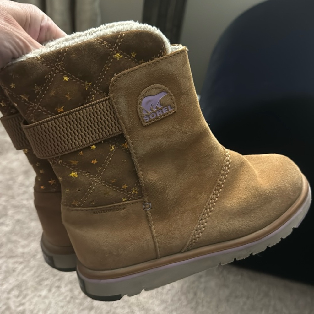 Size 1 kids sorel boots. Perfect condition